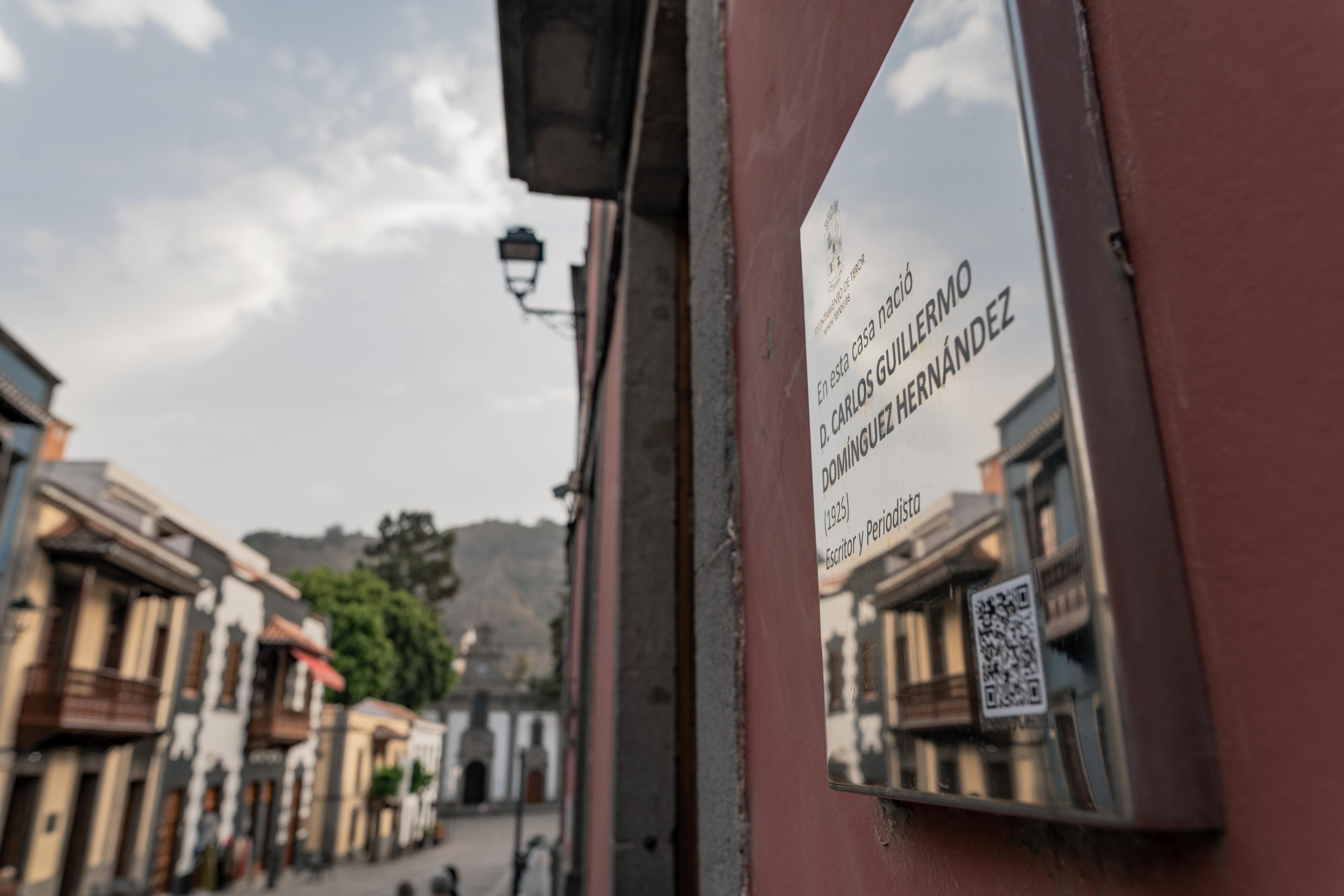 Placa conmemorativa en fachada indicando el nacimiento de Carlos Guillermo Domínguez Hernández en calle histórica
