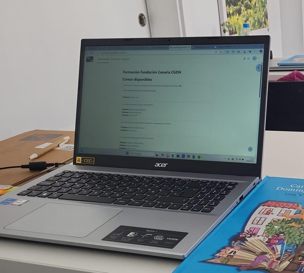 Portátil mostrando plataforma de cursos en formación digital