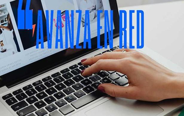 Mano escribiendo en portátil con titular “Avanza en red”, concepto de formación digital
